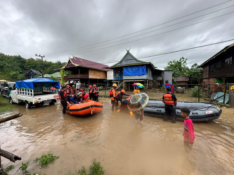 Aktivitas tim Basarnas di lokasi banjir. 