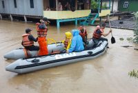Tim BPBD Soppeng mengevakuasi korban banjir di Tajuncu, Kecamatan Donri-donri, Sabtu (21/12/2024). Foto: Humas TRC BPBD Soppeng