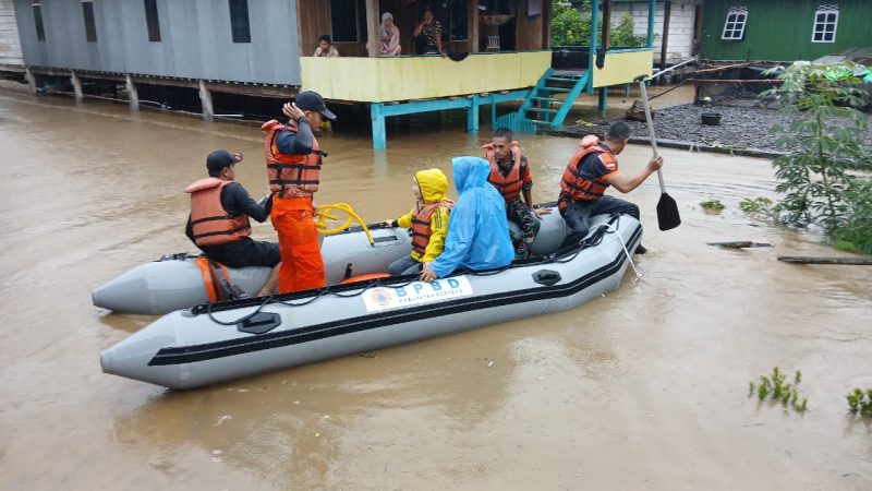 Tim BPBD Soppeng mengevakuasi korban banjir di Tajuncu, Kecamatan Donri-donri, Sabtu (21/12/2024). Foto: Humas TRC BPBD Soppeng