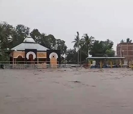 Kondisi banjir di Akkampeng, Desa Maccile, Kabupaten Soppeng. Foto: Humas TRC BPBD Soppeng.