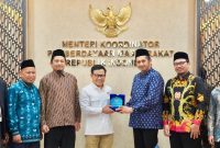 Ketua Umum Wahdah Islamiyah, KH. Muh. Zaitun Rasmin bersama jajarannya, saat melakukan kunjungan silaturrahim dengan Menko Pemberdayaan Masyarakat, Muhamin Iskandar.