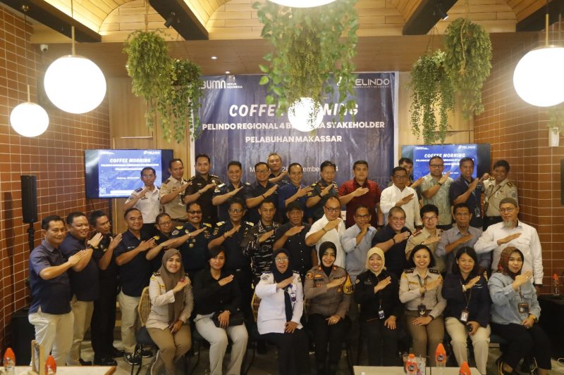 PT Pelabuhan Indonesia (Persero) Regional 4 berpose bersama usai menggelar coffee morning bersama stakeholder di lingkungan Pelabuhan Makassar, pada Sabtu (30/11/2024).