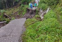 Tampak sebuah jalanan menuju ke Desa Mattabulu, Kabupaten Soppeng, dalam kondisi terputus,. Foto: Humas TRC BPBD Kabupaten Soppeng.