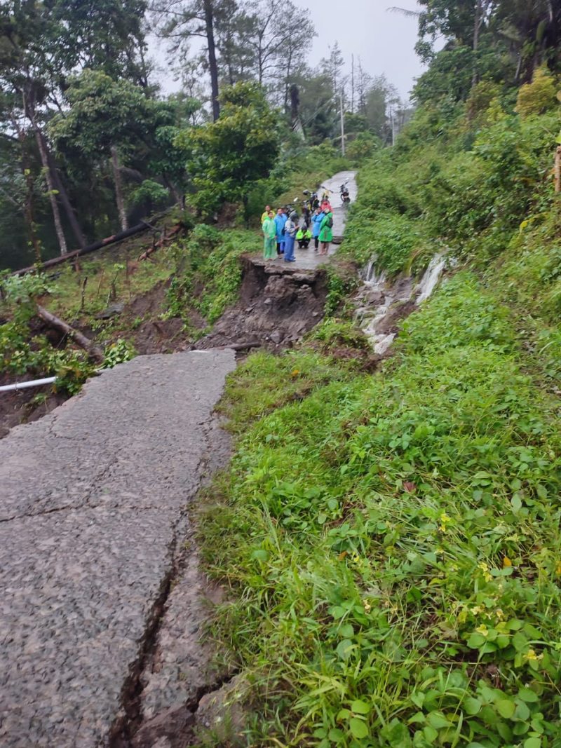 Tampak sebuah jalanan menuju ke Desa Mattabulu, Kabupaten Soppeng, dalam kondisi terputus,. Foto: Humas TRC BPBD Kabupaten Soppeng.