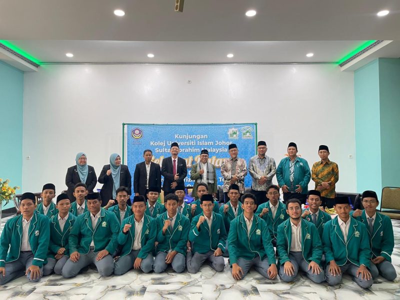 Rombongan KUIJSI Malaysia berpose bersama dengan keluarga besar Pondok Pesantren Madinatul Qur'an, Cilodong, Depok, Jawa Barat. 