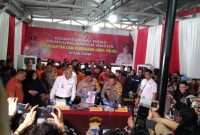 Kapolda Sulsel, Irjen Pol Yudhiawan Wibisono, bersama dengan jajaran Polres Gowa, saat menyampaikan keterangan kepada media terkait kasus peredaran uang palsu, di Mapolres Gowa, Kamis, 19 Desember 2024.