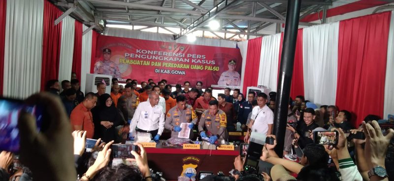 Kapolda Sulsel, Irjen Pol Yudhiawan Wibisono, bersama dengan jajaran Polres Gowa, saat menyampaikan keterangan kepada media terkait kasus peredaran uang palsu, di Mapolres Gowa, Kamis, 19 Desember 2024.