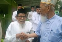 Mendiang KH. Anwar Harum Maru bersalaman dengan pendiri Ponpes Darul Aman Gombara Makassar, KH. Abd Djalil Tahir, dalam sebuah kegiatan. Foto: Dok. Humas Ponpes Darul Aman Gombara Makassar.