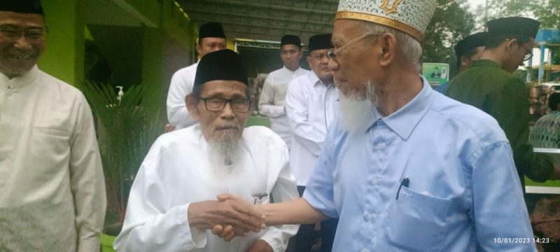 Mendiang KH. Anwar Harum Maru bersalaman dengan pendiri Ponpes Darul Aman Gombara Makassar, KH. Abd Djalil Tahir, dalam sebuah kegiatan. Foto: Dok. Humas Ponpes Darul Aman Gombara Makassar.