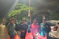 Relawan WIZ membawa bantuan makanan untuk korban banjir di Kecamatan Manggala. 