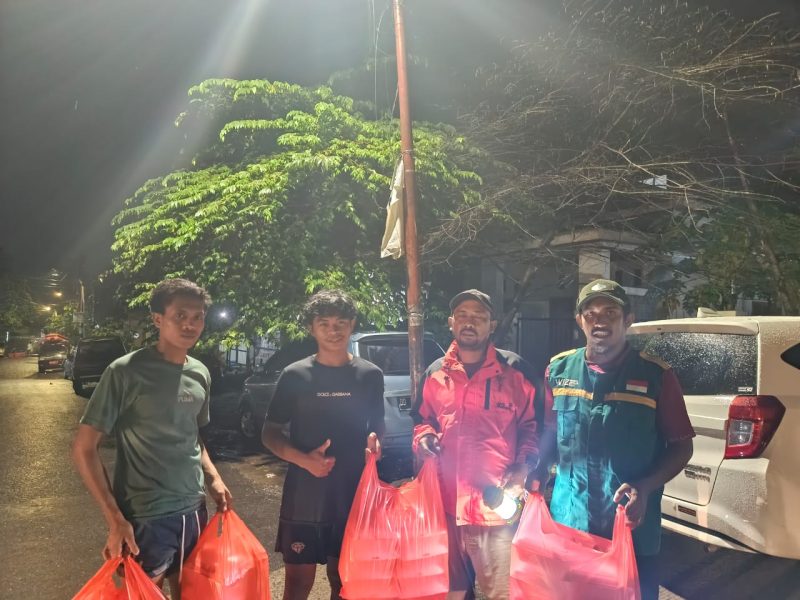 Relawan WIZ membawa bantuan makanan untuk korban banjir di Kecamatan Manggala. 