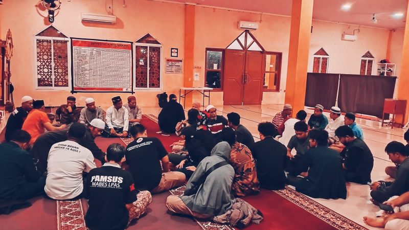 Para Laskar Mabes LPAS Makassar di Masjid Al Insan, Perumahan Bumi Zarindah, Kecamatan Pattalassang, Kabupaten Gowa, pada Ahad malam (29/12/2024).