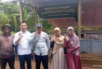 Tim dari LAZ Al Azhar Sulawesi Selatan bersama Ketua Yayasan Pendidikan Pelosok Indonesia, Irfan Abdul Gani, berpose di lokasi pembangunan Ponpes Qur'an Baitul Maqdis, Kabupaten Gowa, Senin, 2 Desember 2024.