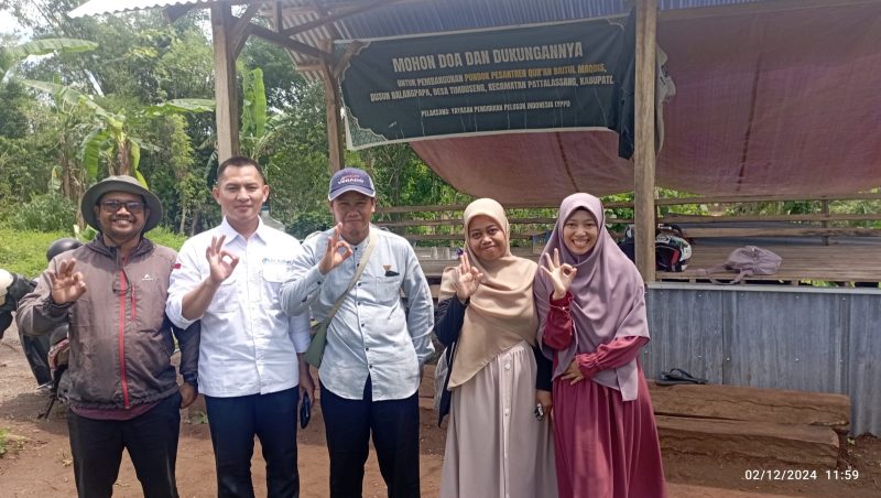 Tim dari LAZ Al Azhar Sulawesi Selatan bersama Ketua Yayasan Pendidikan Pelosok Indonesia, Irfan Abdul Gani, berpose di lokasi pembangunan Ponpes Qur'an Baitul Maqdis, Kabupaten Gowa, Senin, 2 Desember 2024.