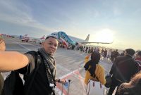 Rijal Nebo berselfie saat hendak berangkat ke luar kota menggunakan pesawat. Foto: Facebook Rijal Nebo