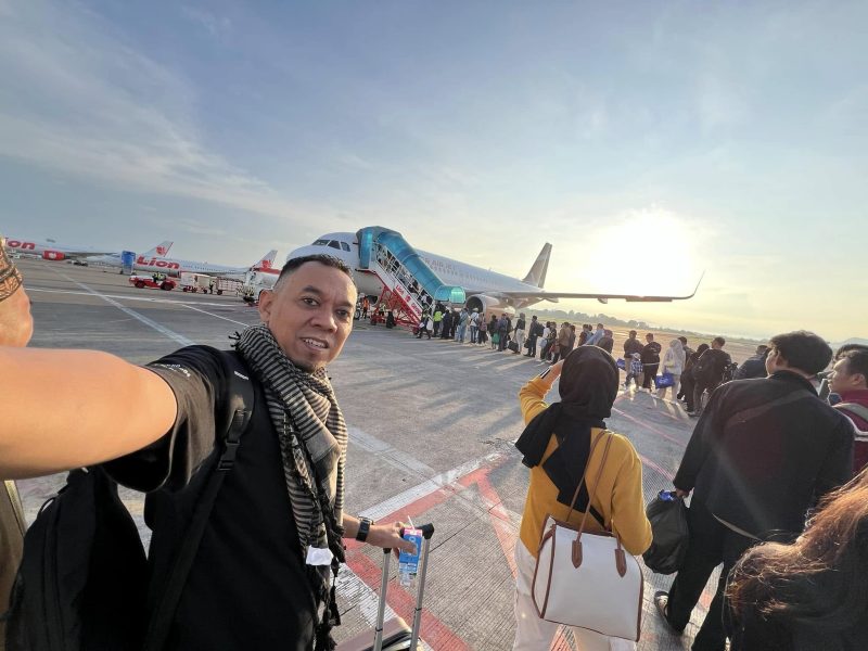 Rijal Nebo berselfie saat hendak berangkat ke luar kota menggunakan pesawat. Foto: Facebook Rijal Nebo