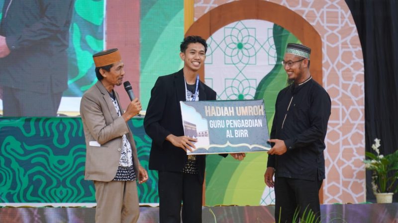 Pimpinan MHQ Tonra, Bone, Ustadz Kamaluddin Marsus (kiri), memberikan penghargaan kepada salah seorang guru pengajarnya.