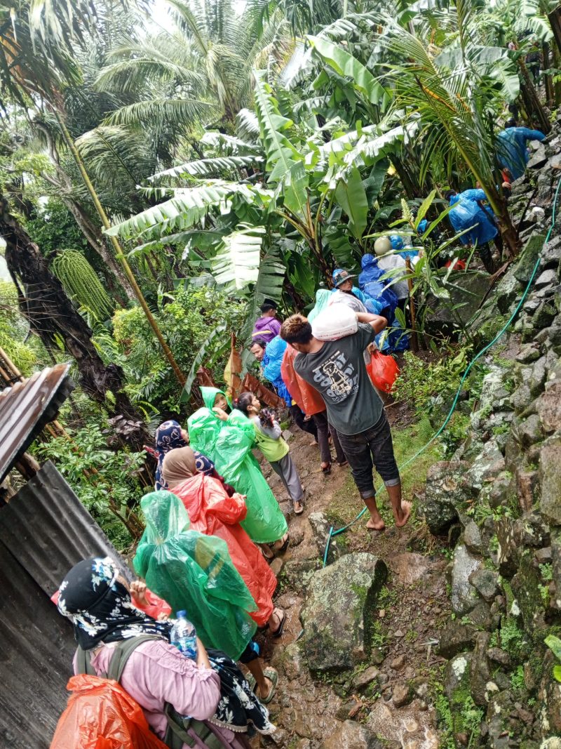 Warga Teppoe, Desa Mattabulu, bersiap-siap dievakuasi, pada Ahad (22/12/2024). Foto: Humas TRC BPBD Soppeng.