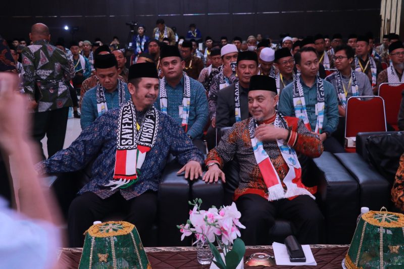 Ketua Umum Wahdah Islamiyah, KH. Muh. Zaitun Rasmin, berssama dengan Wakil Ketua DPD RI, H. Tamsil Linrung, di acara pembukaan Mukernas XVII Wahdah Islamiyah, di Asrama Haji Sudiang, Kota Makassar, Kamis, 5 Desember 2024.