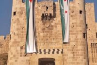 Mujahidin Suriah mengibarkan bendera revolusi Suriah dan bendera Palestina di Benteng Aleppo yang menjadi ikon Kota Aleppo, Suriah. Foto: IG Ihsanul Faruqi.