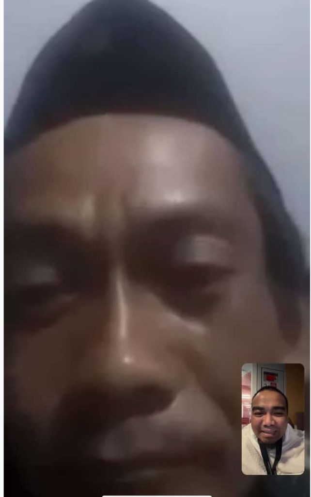 Ustadz Fahrrurrazi berkomunikasi langsung dengan Sunhaji, si penjual es teh.