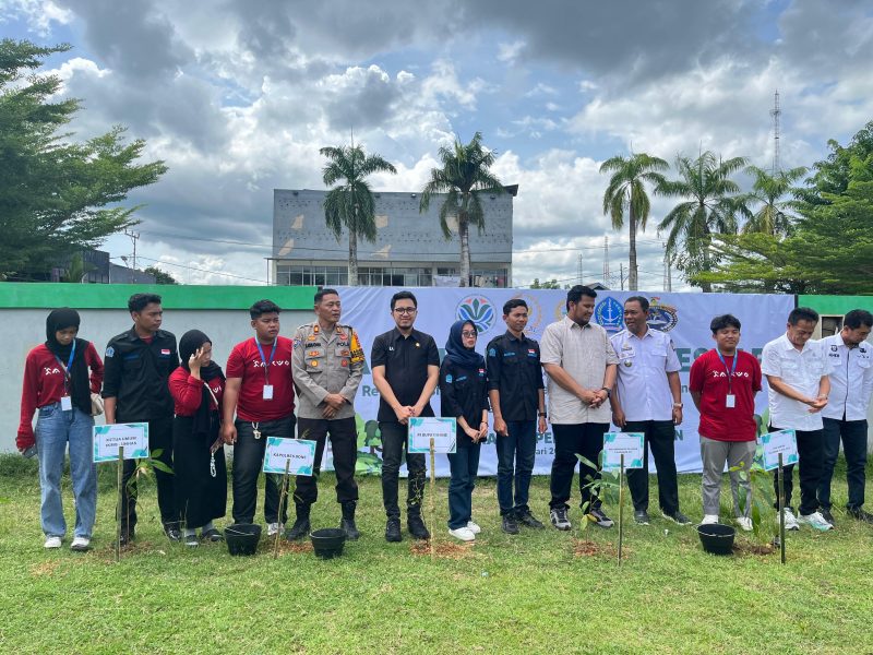 Aksi penanaman 300 pohon di Lapangan Epicentrum Bone, pada Rabu, (15/01/25). Foto: Muh. Akhdan