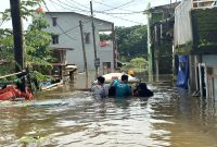Relawan WIZ dan Wahdah Peduli turun membantu korban banjir di Makassar.