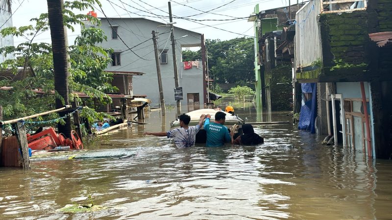 Relawan WIZ dan Wahdah Peduli turun membantu korban banjir di Makassar.