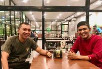Formulator pupuk organik Super Tani Indonesia, Kol. Czi. H.A. Abdullah Ambo Dalle, S.Sos., M.IP., tampak bersantai dengan Direktur PT Super Tani Indonesia, Andi Undru Mario, S.Sos., M.Si.