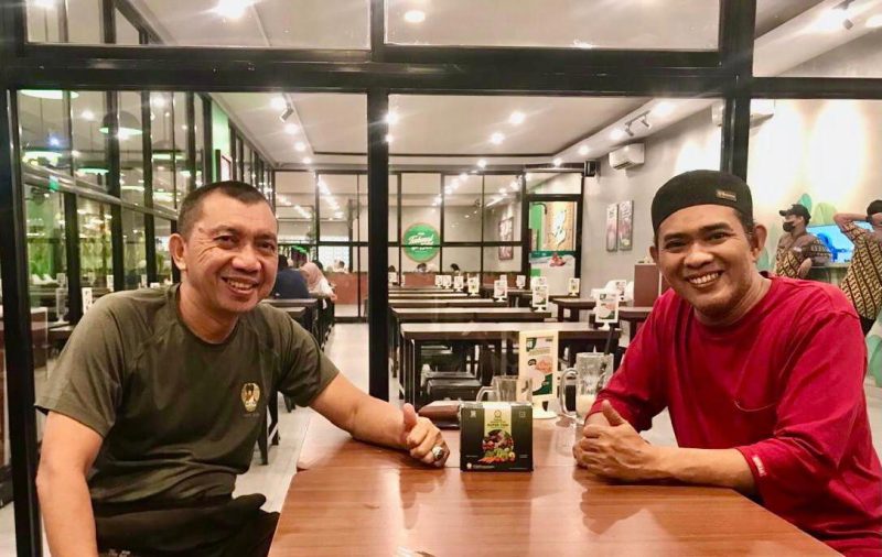 Formulator pupuk organik Super Tani Indonesia, Kol. Czi. H.A. Abdullah Ambo Dalle, S.Sos., M.IP., tampak bersantai dengan Direktur PT Super Tani Indonesia, Andi Undru Mario, S.Sos., M.Si.