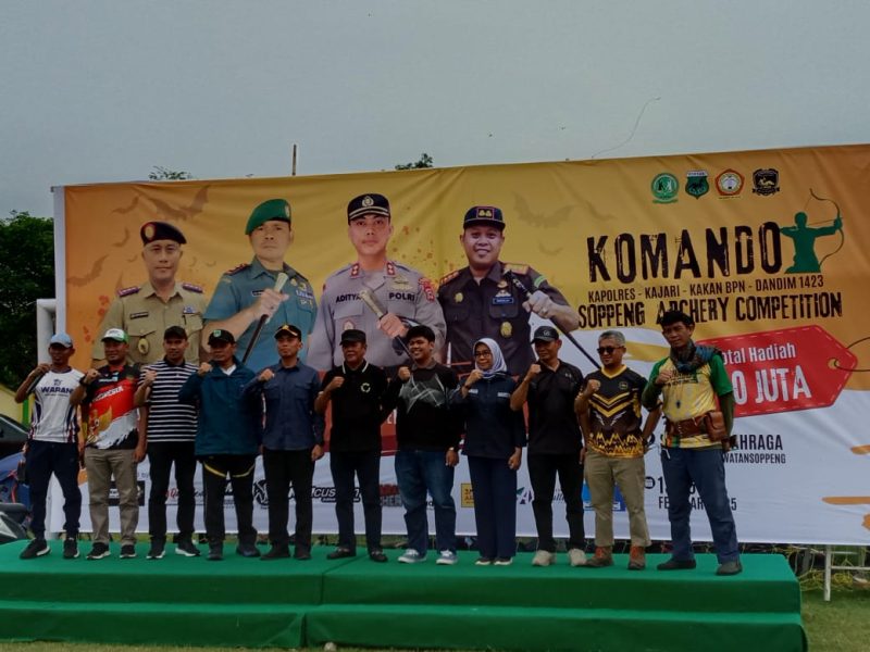 Bupati Soppeng dan Kapolres Soppeng beserta sejumlah pejabat, berpose bersama di acara pembukaan panahan tradisional di Stadion Andi Wana, Kota Watansoppeng, Kabupaten Soppeng, pada Ahad (16/2/2025). Dok. Pilarindonesia.com