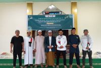 Ustadz Fadlan Akbar, Lc., M.H.I, berpose dengan Ketua RW dan pengurus TPA/TPQ Al Insan, Perumahan Bumi Zarindah, Japing, Kabupaten Gowa.