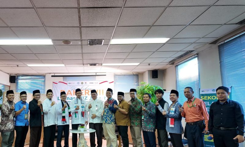 Ketua Umum Wahdah Islamiyah KH. Zaitun Rasmin, berpose bersama pengurus, peserta dan tamu rapat kerja.