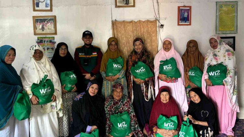 Para korban banjir Makassar memperoleh bantuan paket sembako dari WIZ 