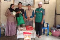 WIZ bersama IKAD memberikan paket sembako kepada keluarga muallaf 