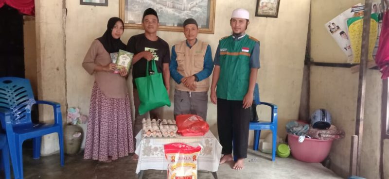 WIZ bersama IKAD memberikan paket sembako kepada keluarga muallaf 