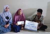 Tim LAZ Al Azhar memberikan donasi kepada Ali Johar bersama dengan istrinya, pada Jumat (25/4/2025). 