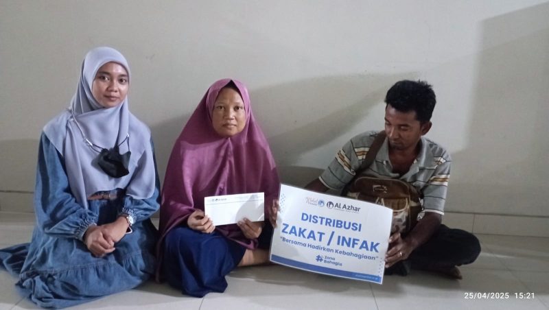 Tim LAZ Al Azhar memberikan donasi kepada Ali Johar bersama dengan istrinya, pada Jumat (25/4/2025). 