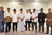 Jajaran panitia pelantikan dan pengurus DDII Sulsel berpose dengan Tamsil Linrung di Kabupaten Pangkep dalam agenda audiens, Sabtu (12/4/2025).