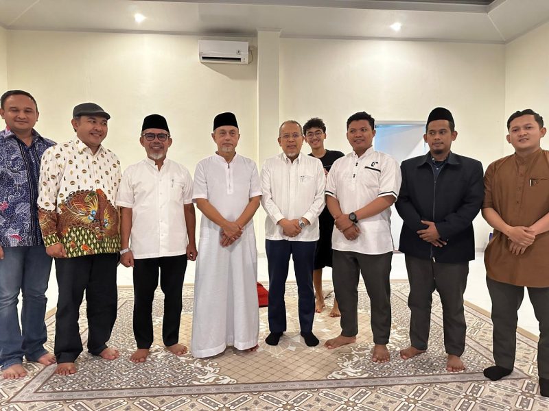 Jajaran panitia pelantikan dan pengurus DDII Sulsel berpose dengan Tamsil Linrung di Kabupaten Pangkep dalam agenda audiens, Sabtu (12/4/2025).