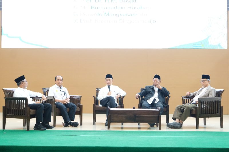 Ketua Umum DDII, DR. Adian Husaini, menjadi pembicara dalam seminar nasional, rangkaian pelantikan pengurus DDII Sulsel, di Kota Makassar, Selasa (22/4/2025). 
