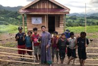 Ustadz Syamsuddin Daeng Mapuna bersama dengan anak-anak suku pedalaman di Sulawesi Tengah.