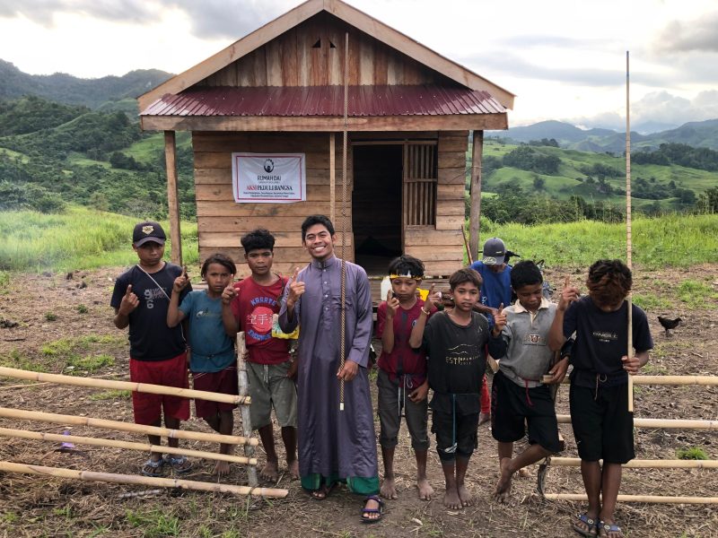 Ustadz Syamsuddin Daeng Mapuna bersama dengan anak-anak suku pedalaman di Sulawesi Tengah.