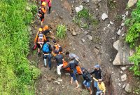Proses evakuasi terhadap korban yang terseret arus Air Terjun Takapala Malino, Kabupaten Gowa. Dok. SAR Makassar.