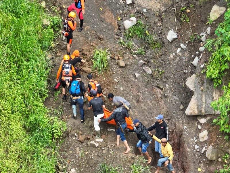 Proses evakuasi terhadap korban yang terseret arus Air Terjun Takapala Malino, Kabupaten Gowa. Dok. SAR Makassar.