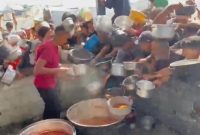Warga Gaza, Palestina, mengantri mengambil makanan yang dibagikan relawanan kemanusiaan. Dok. WIZ