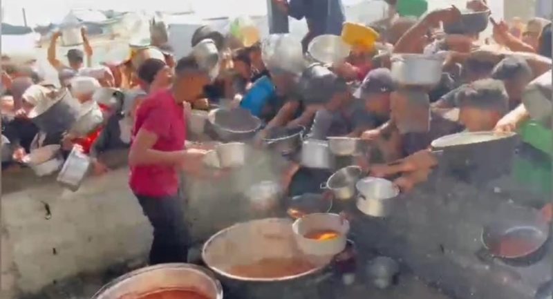 Warga Gaza, Palestina, mengantri mengambil makanan yang dibagikan relawanan kemanusiaan. Dok. WIZ