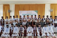 Para wisudawan berpose bersama dengan  guru-guru dan jajaran pengurus lembaga Al-Hafisku dan yayasan. 
