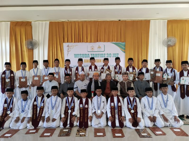 Para wisudawan berpose bersama dengan  guru-guru dan jajaran pengurus lembaga Al-Hafisku dan yayasan. 