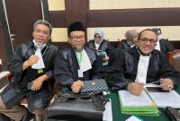 Koordinator Tim Advokasi Bela Ulama Bela Islam, H. Ismar Syafruddin, SH., MA (tengah).
